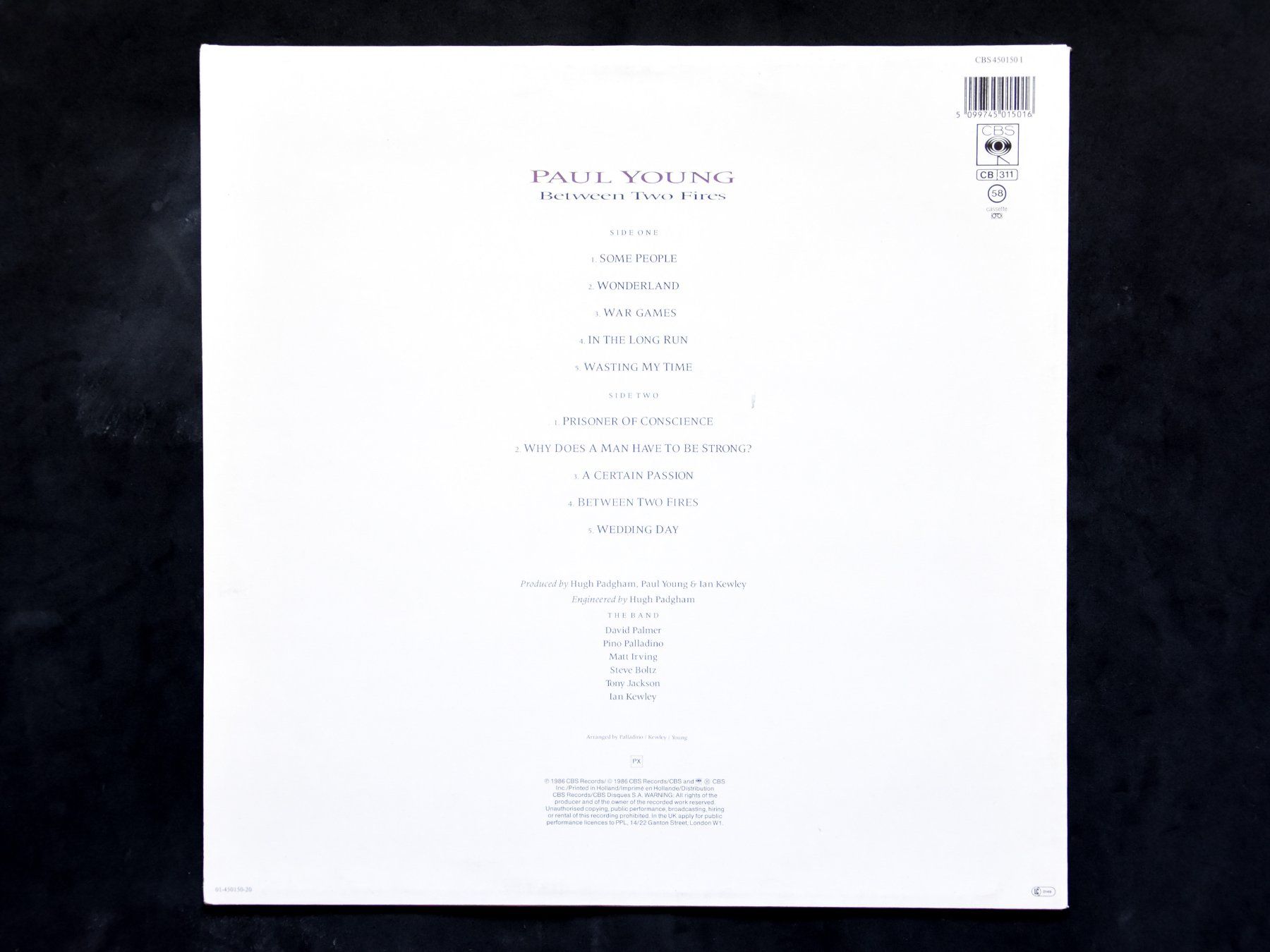 Schallplatten: Paul Young - Between Two Fires – Gebraucht aus Belmont-sur-Yverdon von ag97 1