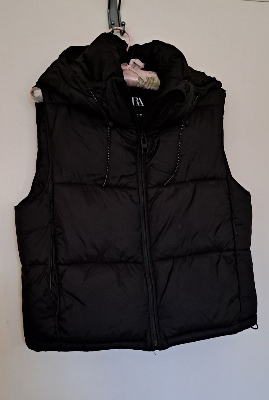 Zara Giacche: Doudoune sans manches "Zara" noire à capuche, taille M – Nuovo (secondo la descrizione) da Meyrin venduto da gazon02