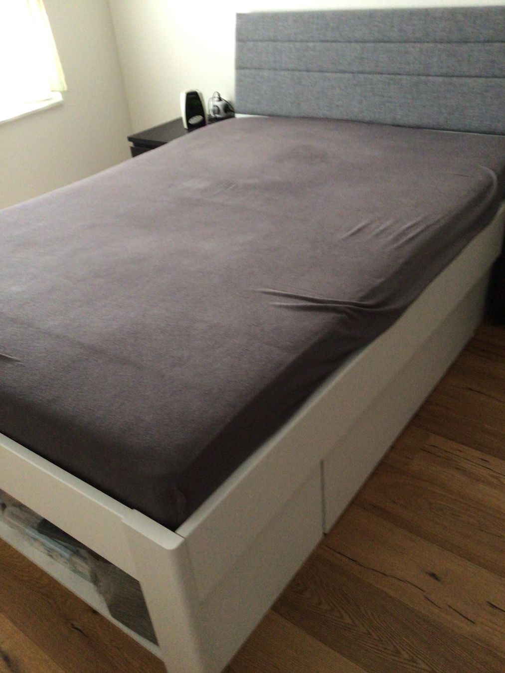 Ikea Letti: Bett mit Schubladen und Kopfteil grau 140x200cm – Usato da Einsiedeln venduto da Tru7