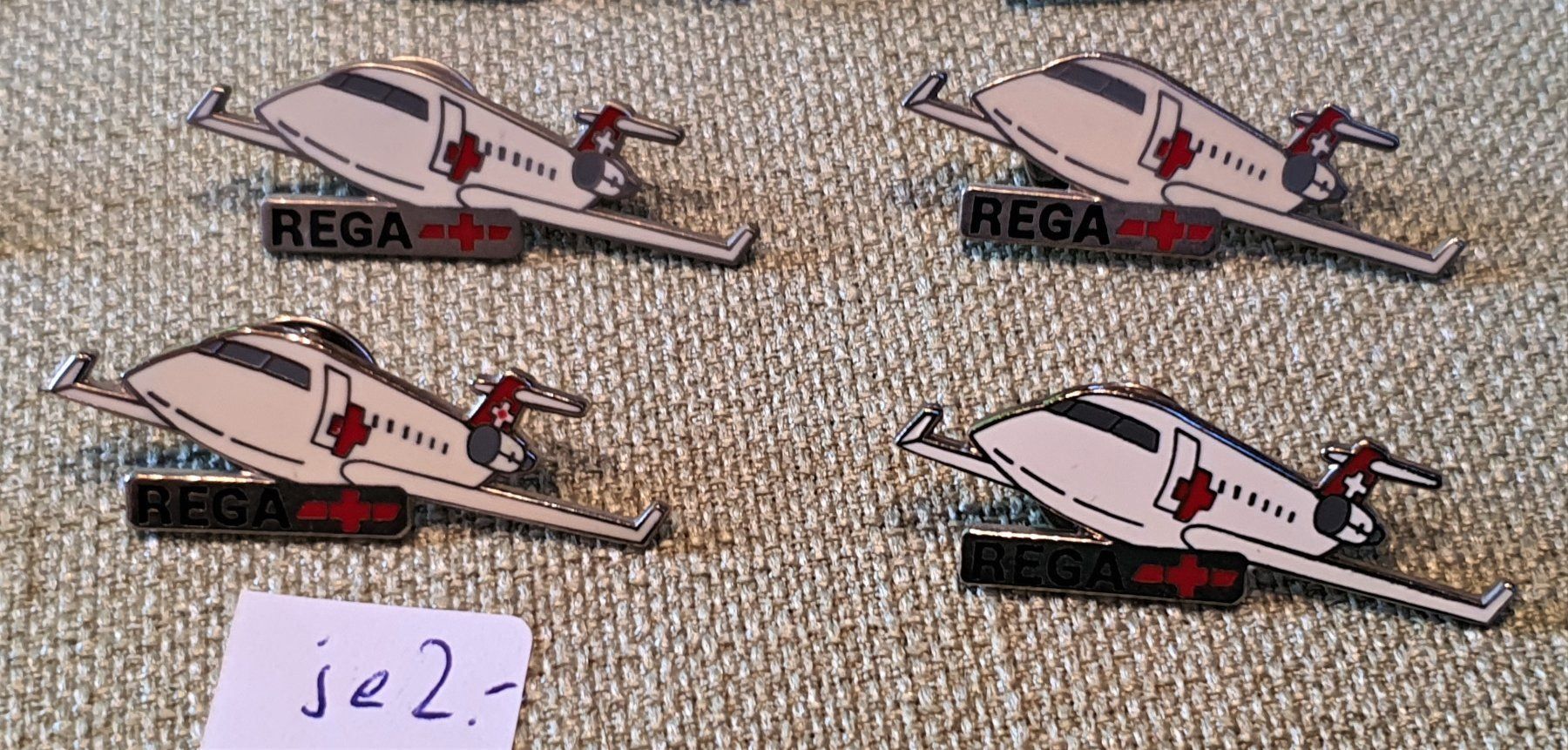 Spille: B016 - Pin Flugzeug REGA Jet - je 2.- – Usato da Reinach BL venduto da Boston-Verkauf 2