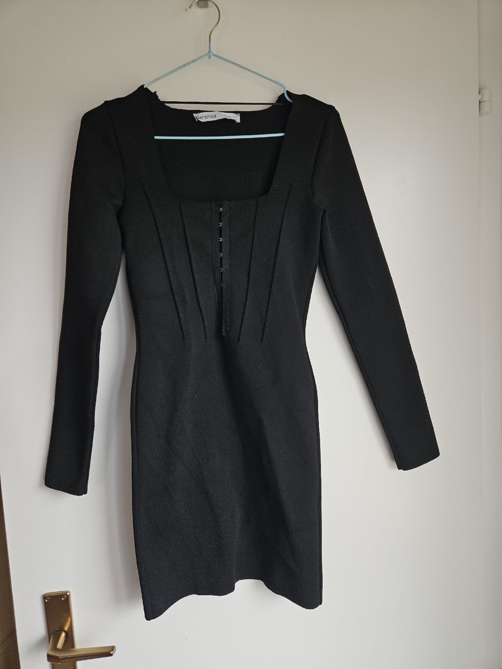 Bershka Vestiti: Etuikleid von Bershka, schwarz – Usato da Ebikon venduto da SecondChance_byM
