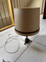Kleine Lampe mit Schirm