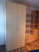 KINDERZIMMER MIT SCHRANK. OFFENEM GESTELL, KOMMODE UND BETT