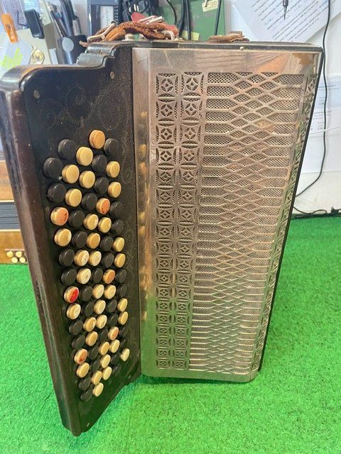 Musikinstrumente: accordéon chromatique ancien – Defekt aus Fully von Peluche3 4