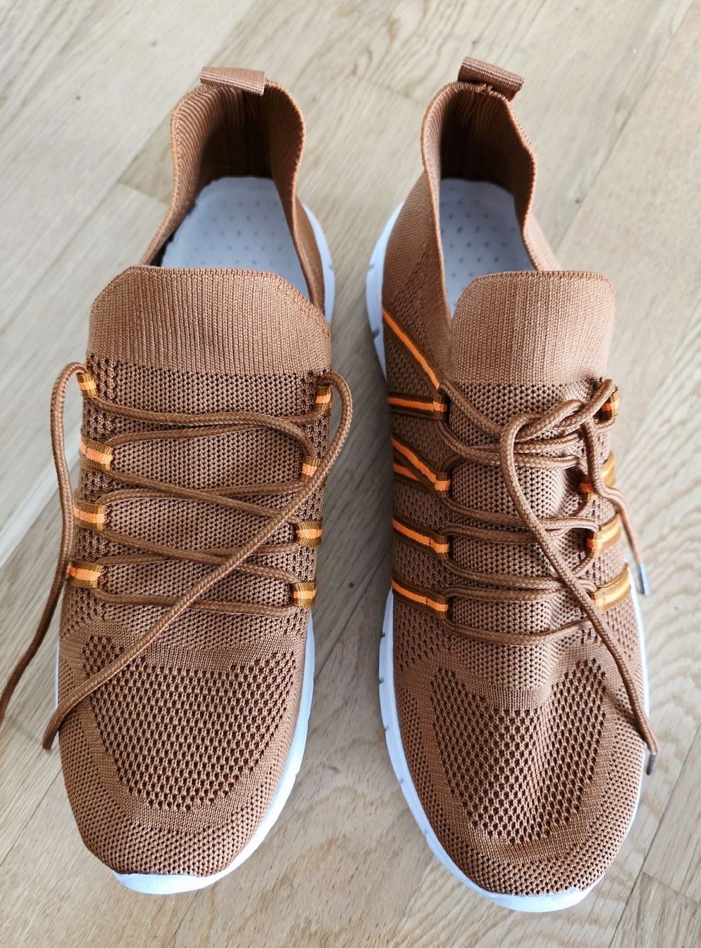 Herrenschuhe: sneakers hellbraun neu grösse 41 / 42? – Neu (gemäss Beschreibung) aus wetzikon von Bestedienste