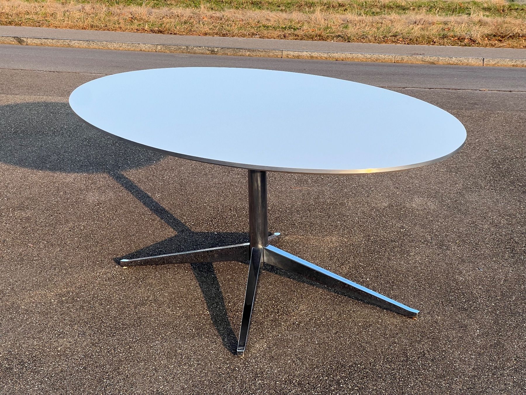 Knoll Tavoli: Florence Knoll Table Desk Oval – Usato da Sennhof venduto da Johnbest 1