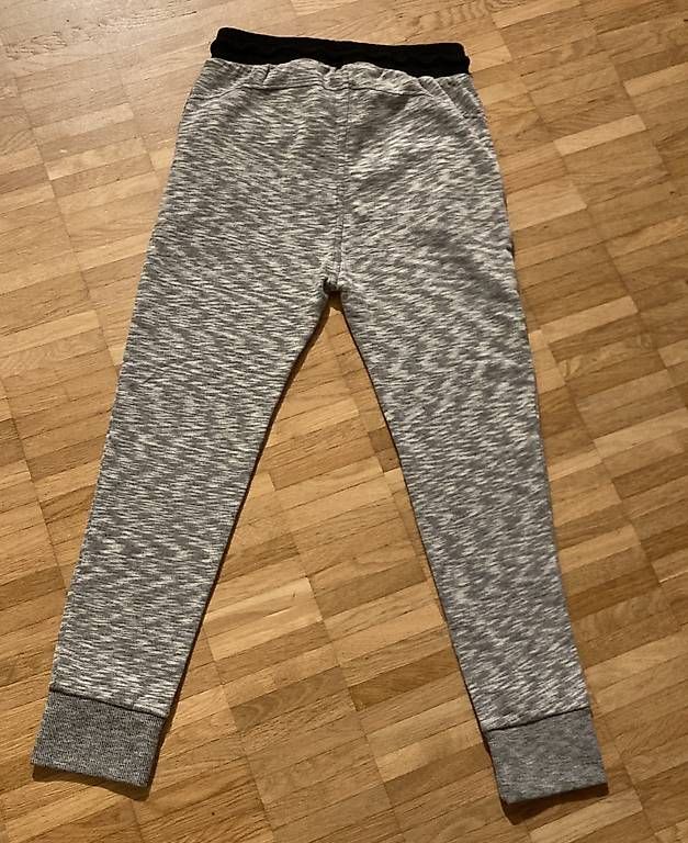 Pantaloni: Trainerhose/Jogginghose Gr 152 – Usato da Fislisbach venduto da MichaHa 3