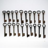 Lot 20 grandes clés anciennes en fer forgé XVIIIe ou XIXe s.
