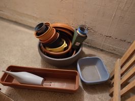 Bündel runde Plastikblumentöpfe, Untertöpfe