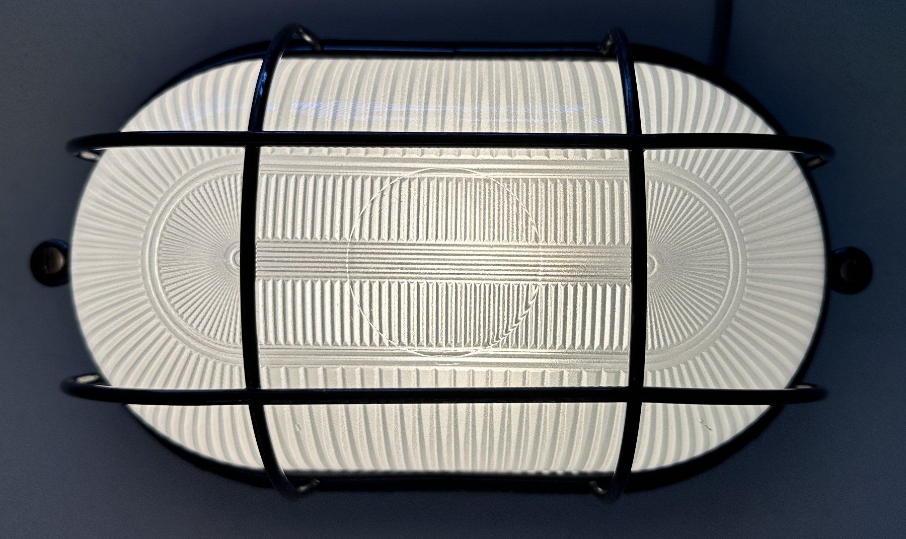 Kronleuchter & Deckenlampen: Wand.-Deckenleuchte oval schwarz E27, 230V occ. – Gebraucht aus Hergiswil NW von hpb_9bvx