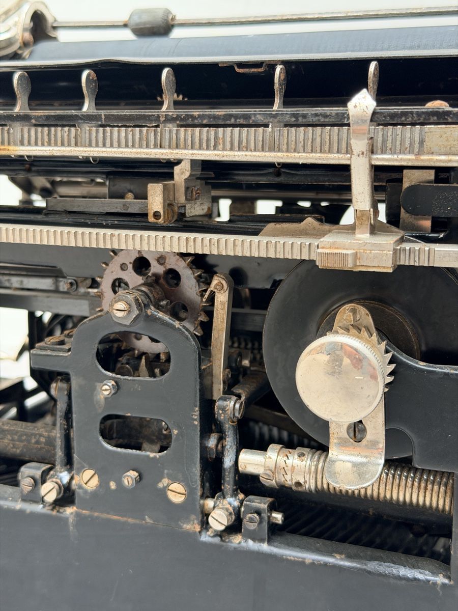 Schreibmaschinen: Machine à écrire mécanique Urania – Gebraucht aus Bulle von ABELiAM 8