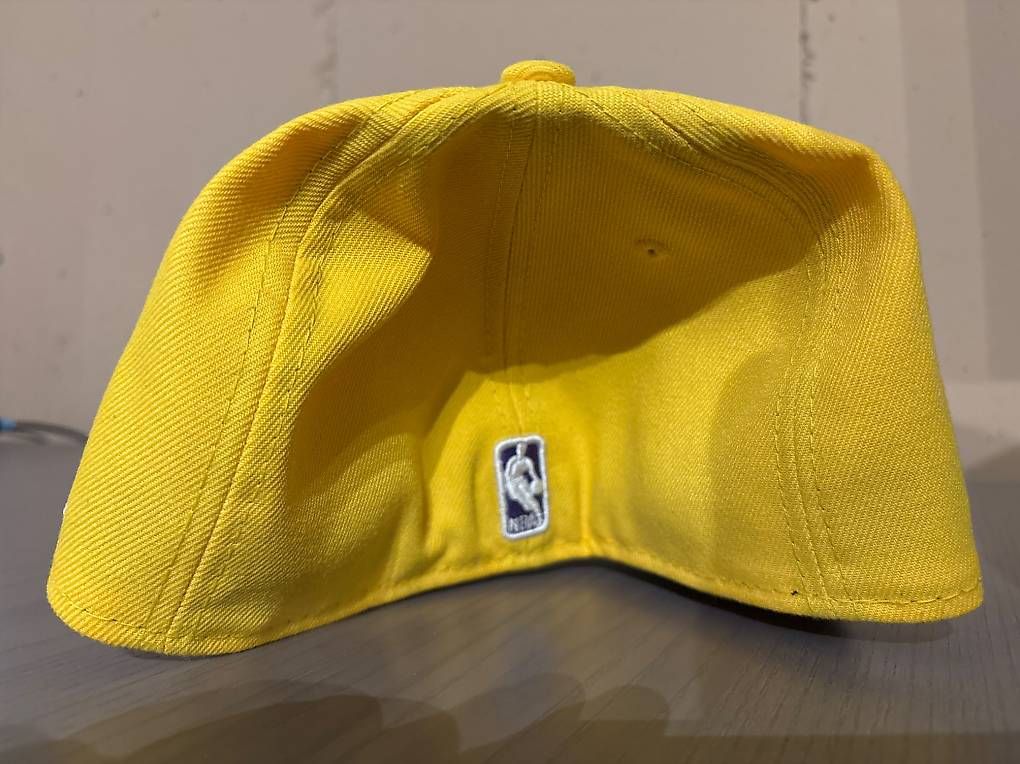 Copricapi, berretti & cappellini: Fitted Cap: Nba Basic Lakers gelb/violett, New Era 7 1/4 – Usato da Rickenbach venduto da salpi14 3
