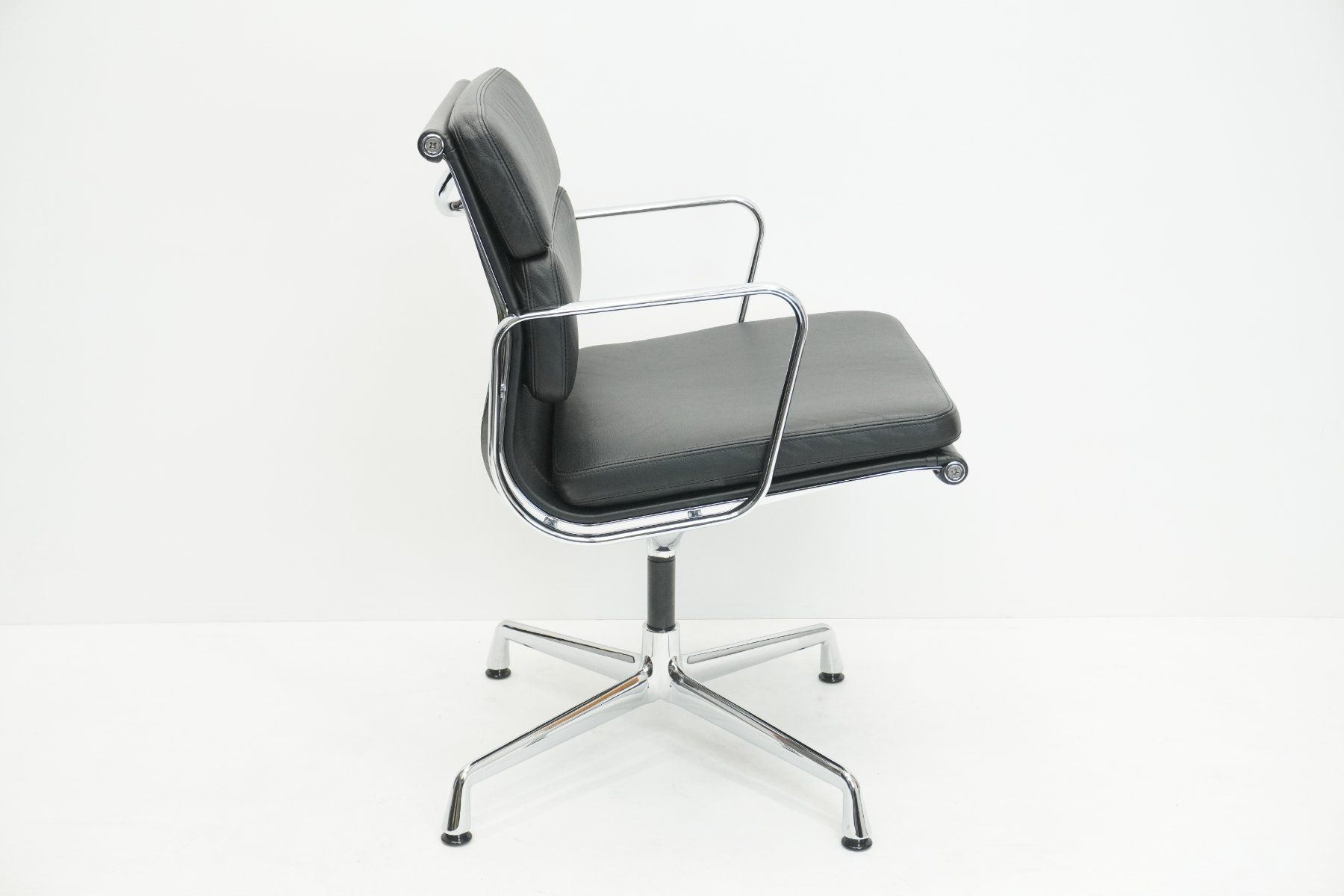 Vitra Sedie: Original Vitra Eames Soft Pad EA208 Leder nero neuwertig – Usato da Bad Zurzach venduto da QLASSIQ 4