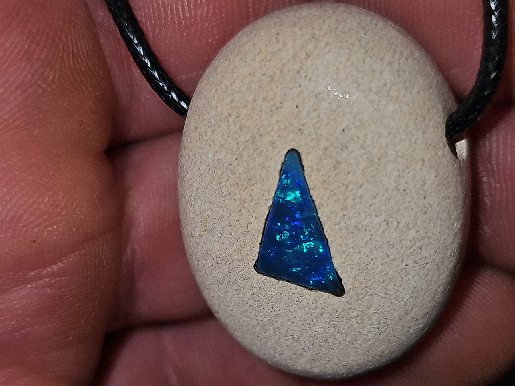 Edelsteine: Grosser Sandstein Anhänger mit Australischem Opal Inlay – Neu und originalverpackt aus Uerkheim von Winwinner 2
