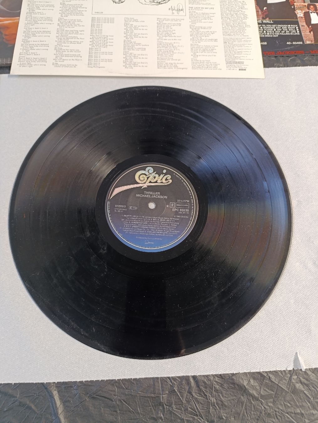 Dischi in vinile: Michael Jackson "Thriller"disque original de 1984 – Usato da Avry-sur-Matran venduto da dav_nm5p 9