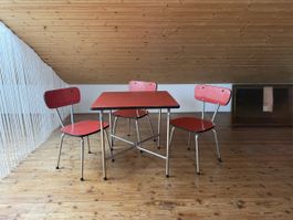 Kindertisch mit drei Stühlen