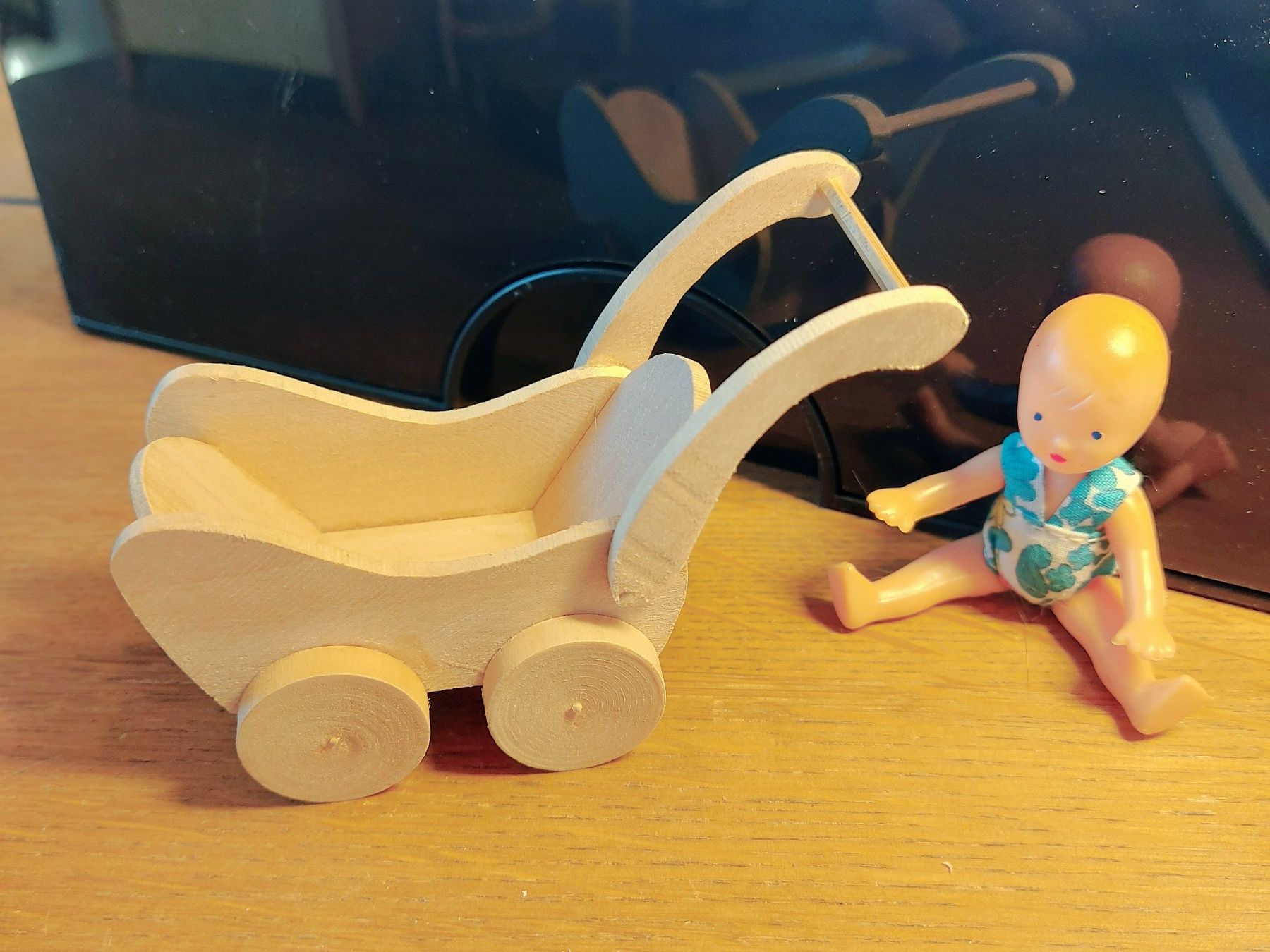 Puppenhäuser & -möbel: Puppenstuben Wagen mit Puppe – Gebraucht aus Schlieren von  4