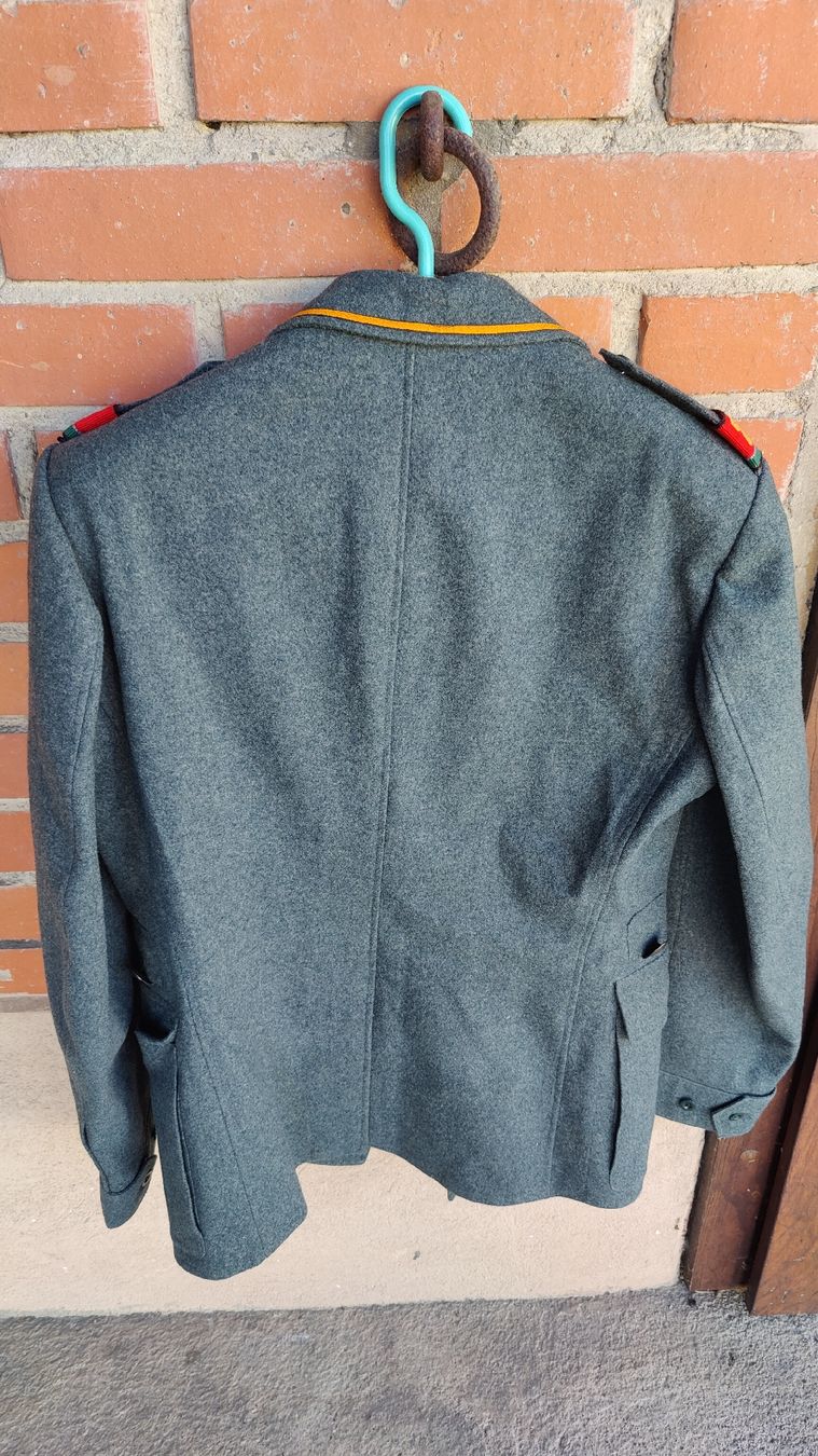 Schweizer Armee Uniformen: Schweizer Armee Uniform Jacke mit Pfeife (L28) – Gebraucht aus Neuenhof von bro_9zsg 9