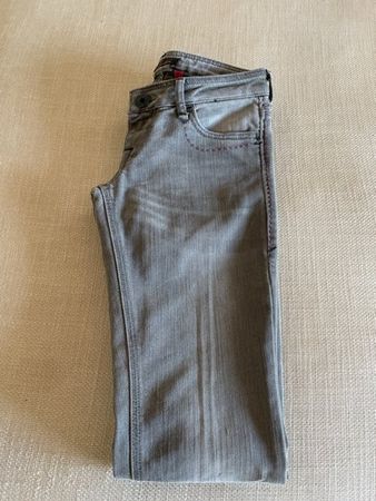 Stylische Guess-Jeans/Jean Guess élégant
