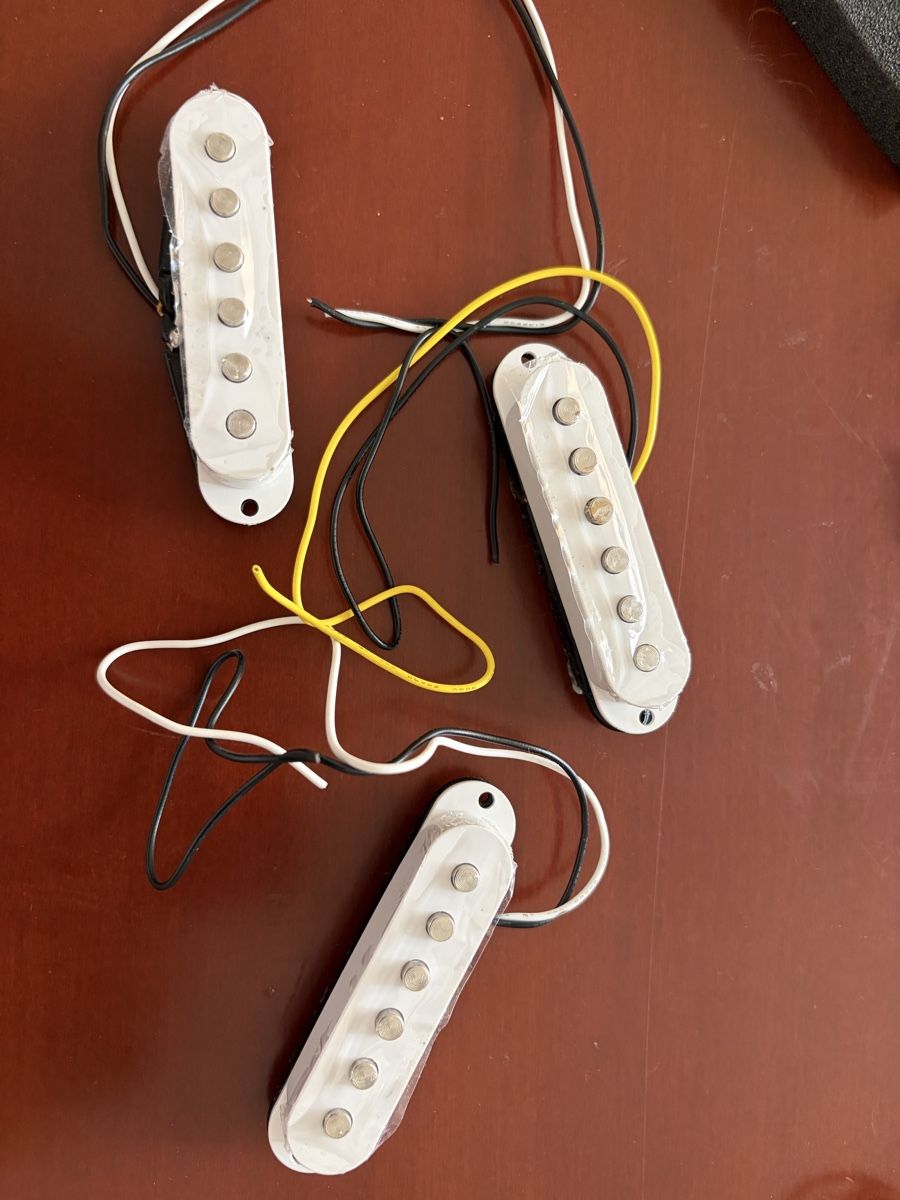 Squier Strumenti musicali: Squier by Fender Pick ups – Nuovo (secondo la descrizione) da Riehen venduto da Pnewyork