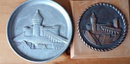 Zwei Reliefs Burg-Motiv Metall Zinn und Bronzeoptik