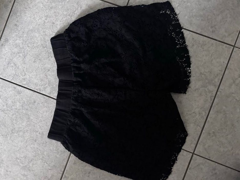 Pantaloni: Spitzen Shorts Urban Classics schwarz .Grösse S – Usato da Muotathal venduto da mianyc 2