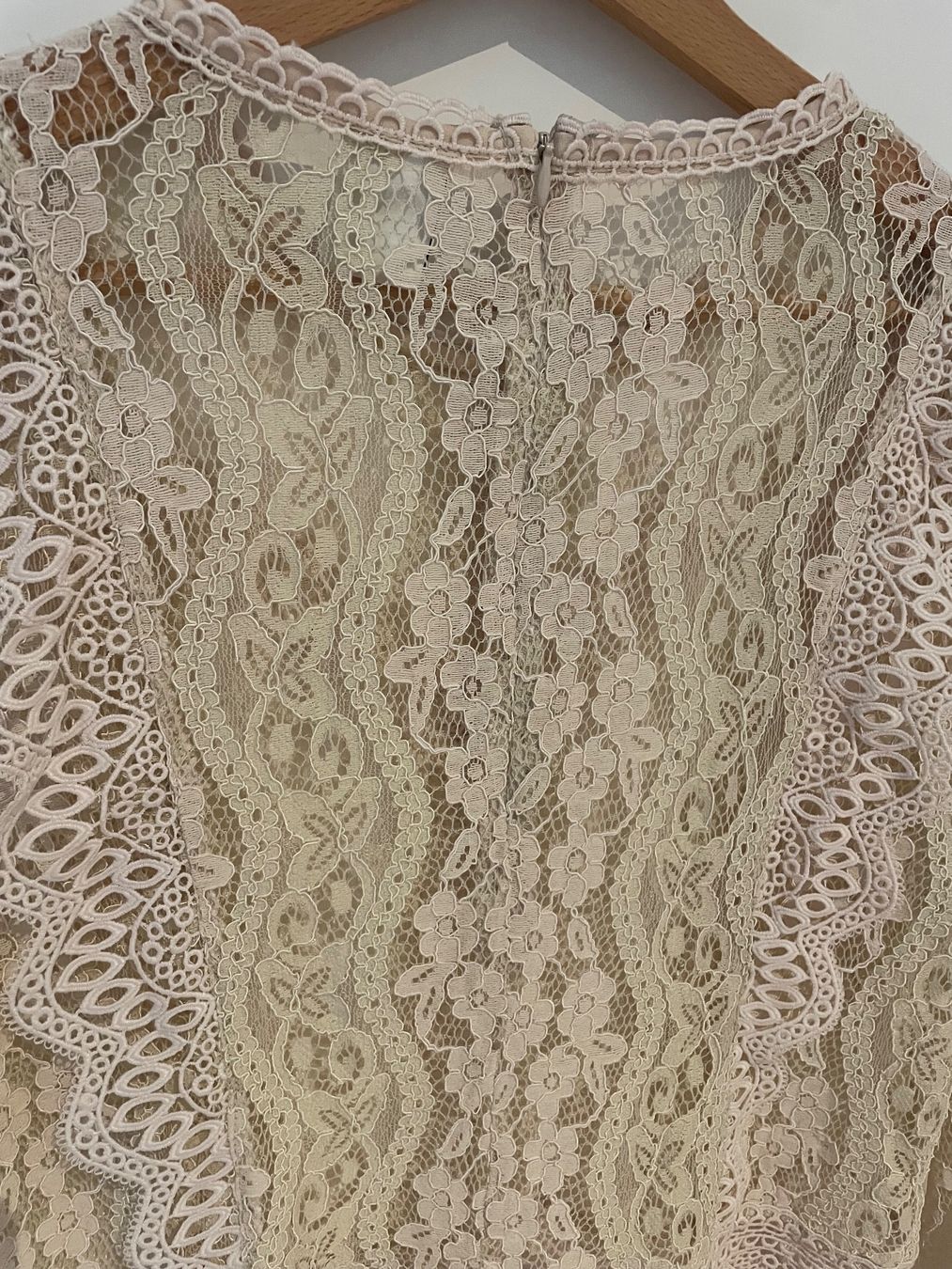 Only Camicette: Studio Only Spitzenbluse Gr. 38 mit Reissverschluss hinten – Usato da Zürich venduto da MrsWollishofen 2