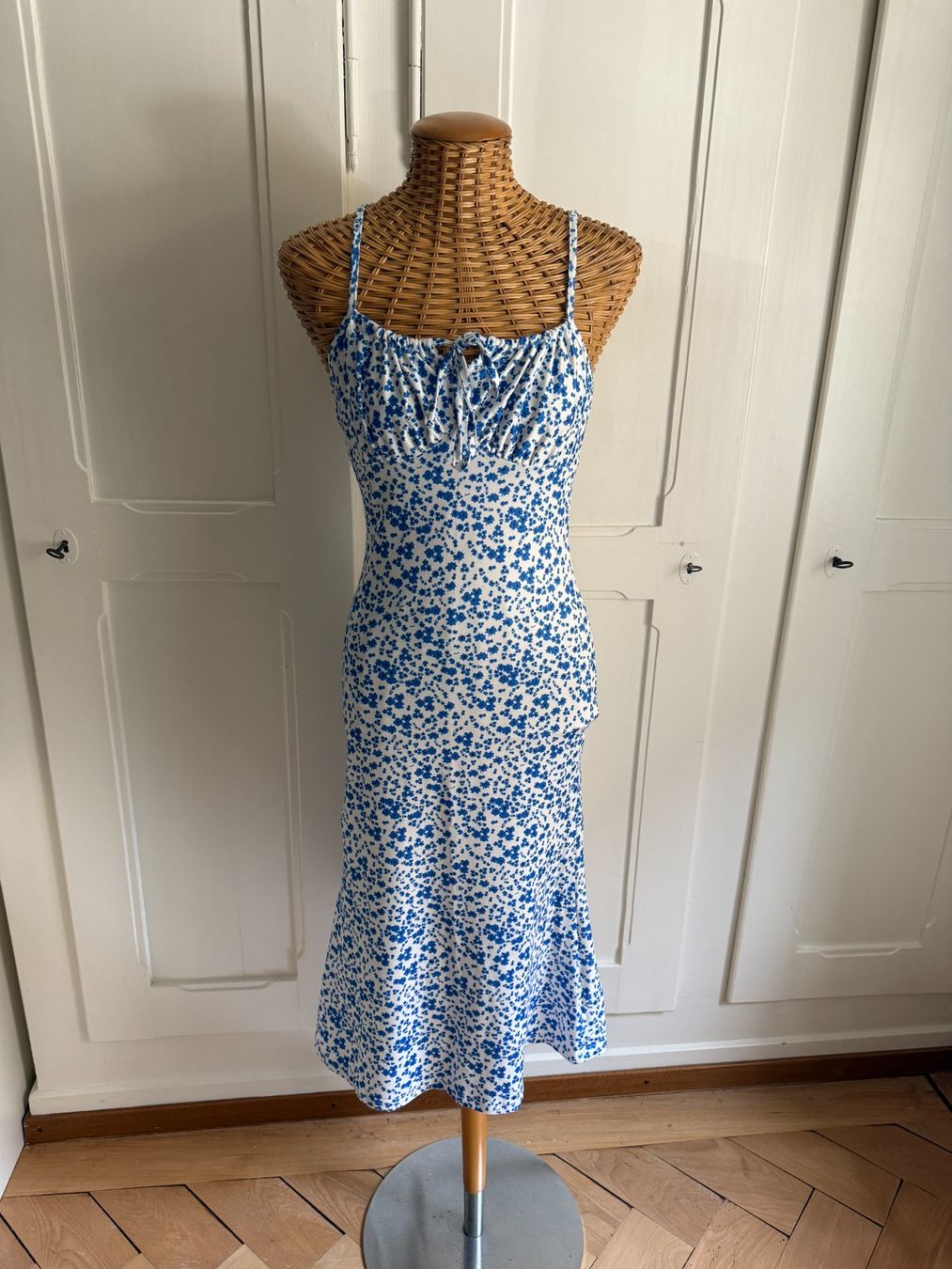 Shein Kleider: Kleid weiss-blau geblümt 34 – Gebraucht aus Zürich von Diazaio