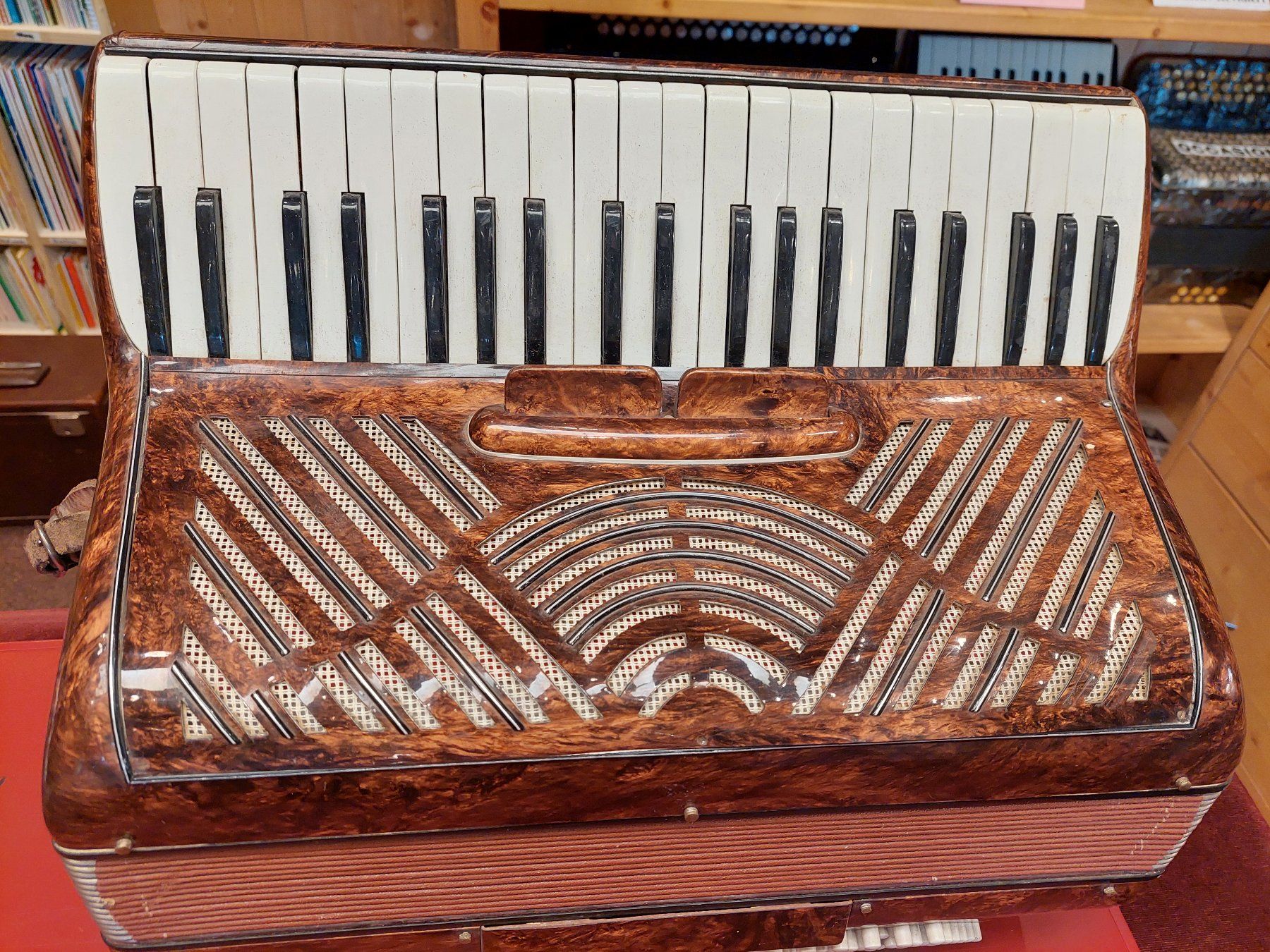 Instruments de musique: Akkordeon - seltenes Modell – Défectueux à Davos-Platz par musikhauskollegger 3
