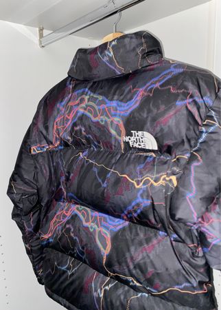 Brandneue The Nort Face Retro Nuptse Jacke „Glow Print“