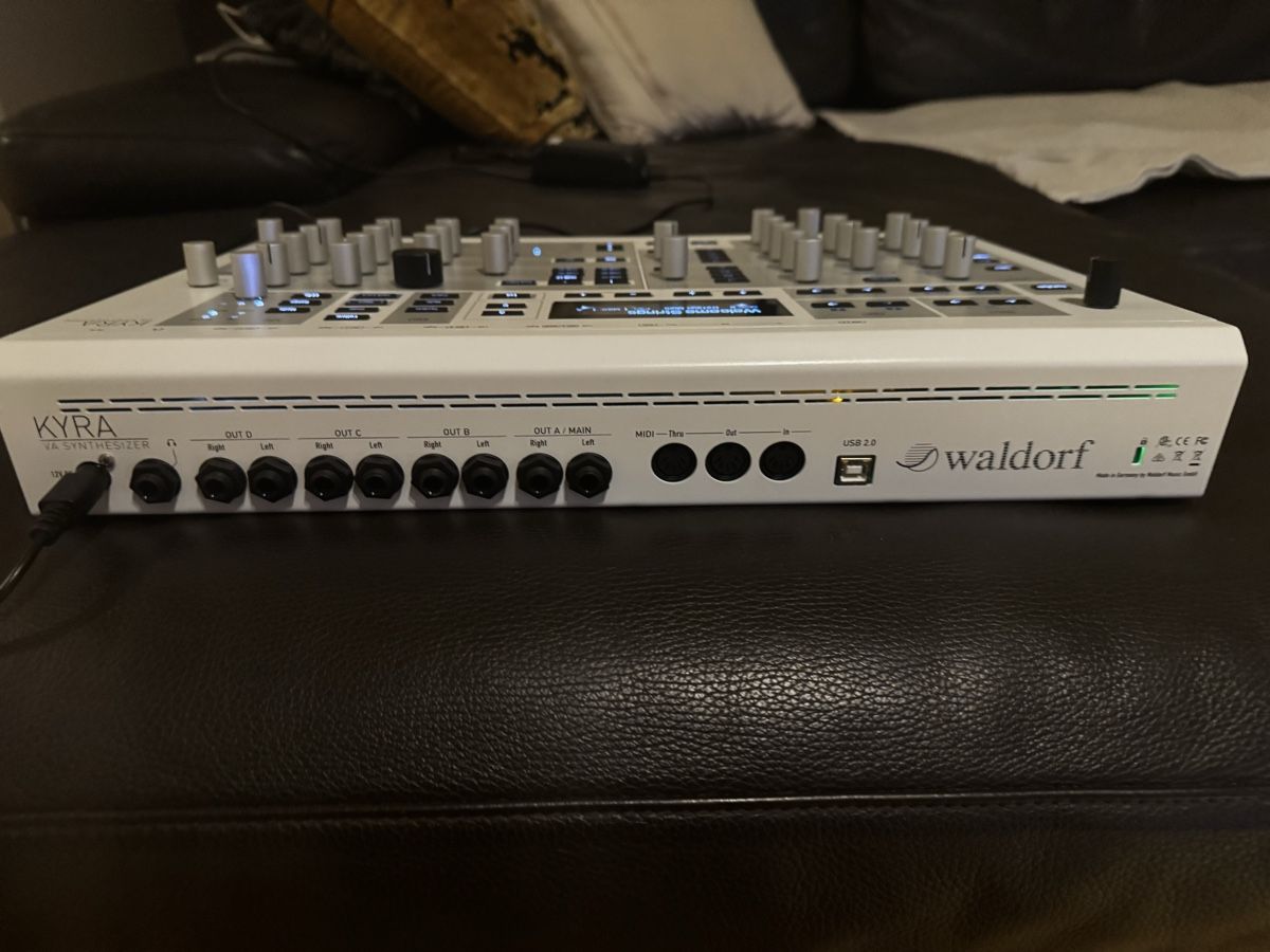 Waldorf Strumenti musicali: Waldorf Kyra - 128 Voice Desktop Synthesizer – Usato da Zürich venduto da 1cut2 7
