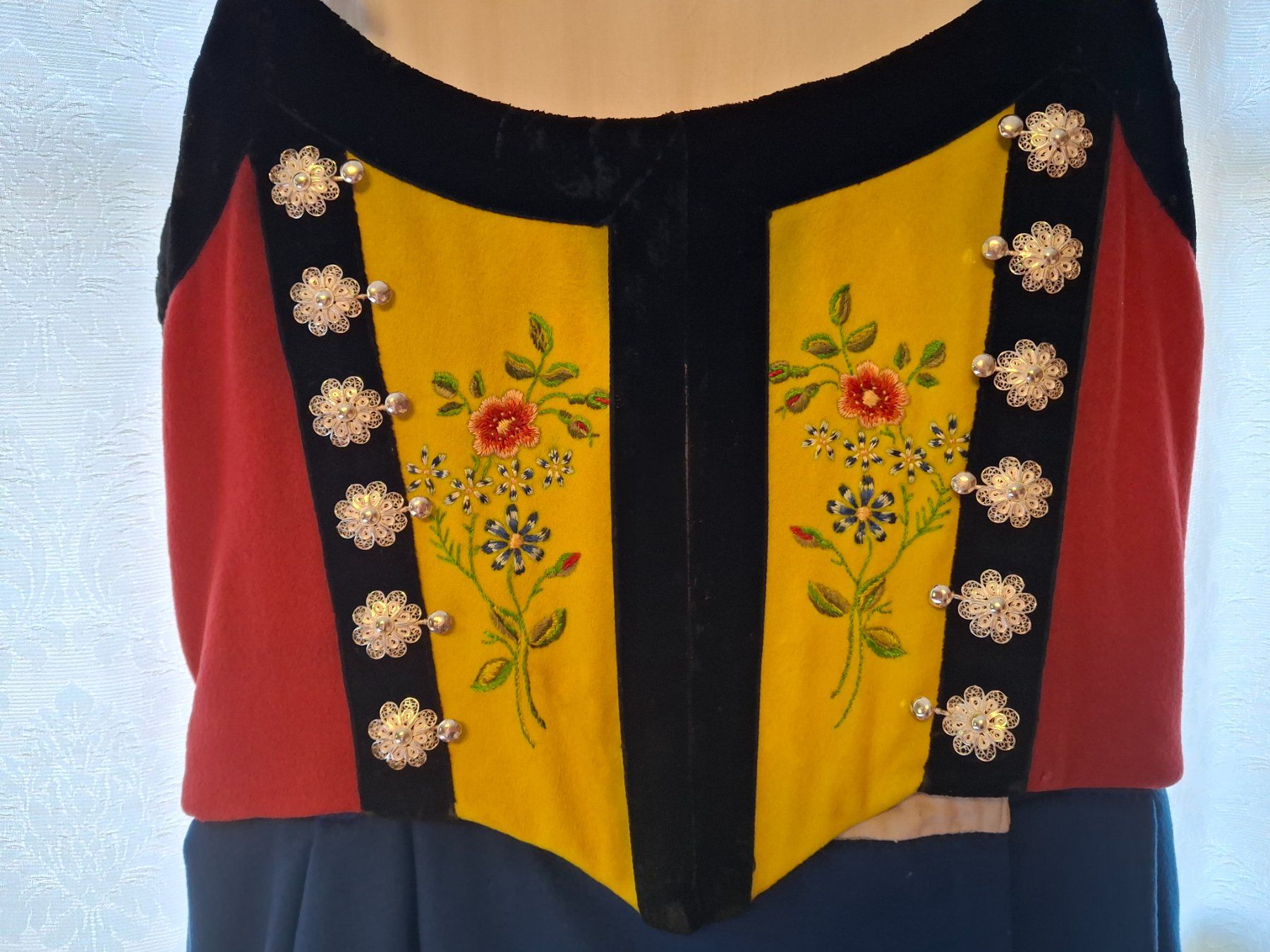 Costumes: Berner Tracht Freudenberger mit Silberschmuck – D'occasion à Frutigen par homeoutdoor