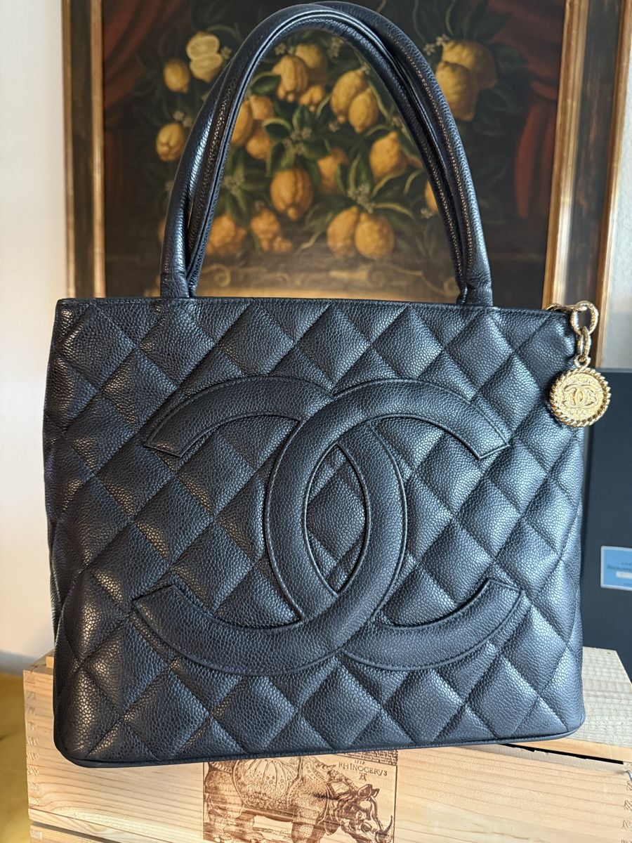 Chanel Taschen für Damen: Chanel Shopper Gestepptes schwarzes 'Caviar'-Leder – Gebraucht aus Olten von ale_nb2x 1