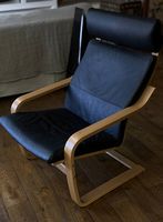 2 fauteuils Poang avec repose pieds