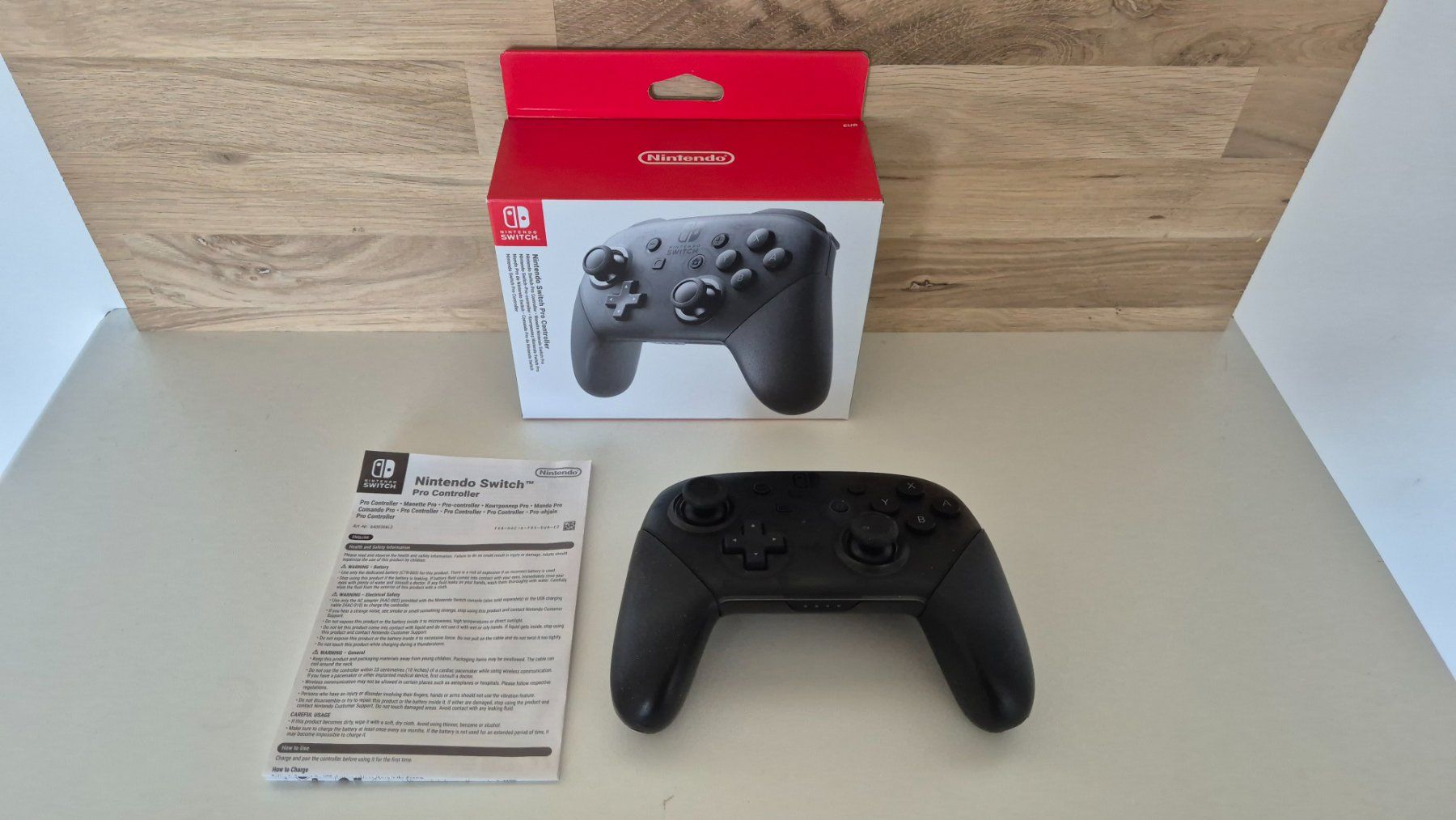 Controller: Nintendo Switch Pro Controller schwarz mit OVP – Nuovo (secondo la descrizione) da Bassersdorf venduto da retrolab