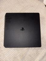 PlayStation 4 Konsole schwarz mit zwei Controllern gebraucht