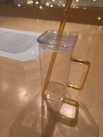 Küche: Trendiges Glas mit Deckel und Strohhalm