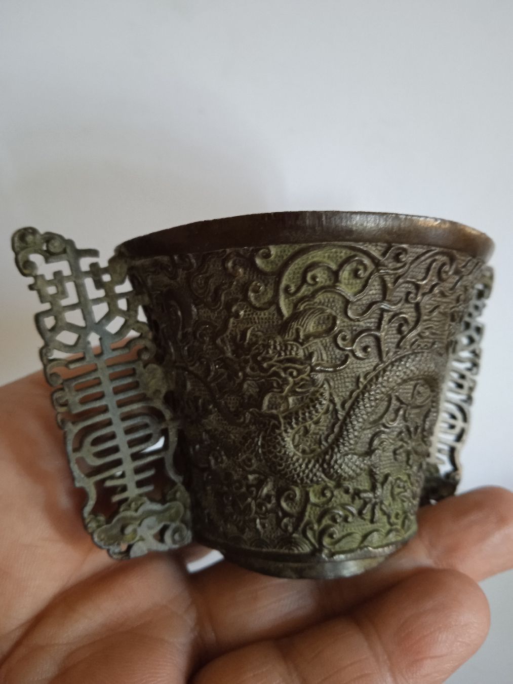 Vase & Récipients: Ein chinesischer Bronzebecher in Drachenform.  – D'occasion à Luzern par sse_hph5