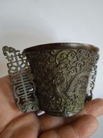 Ein chinesischer Bronzebecher in Drachenform. 