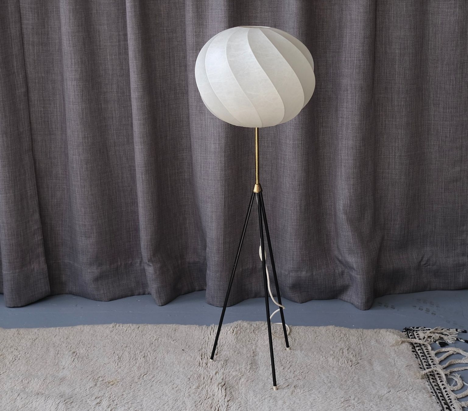 Lampade: Tripod Cocoon Floor Lamp 1960,s – Usato da Bern venduto da Zmodern_VIN