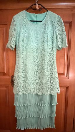 Festliches Mintgrünes Spitzenkleid mit Rüschen in Gr. 40