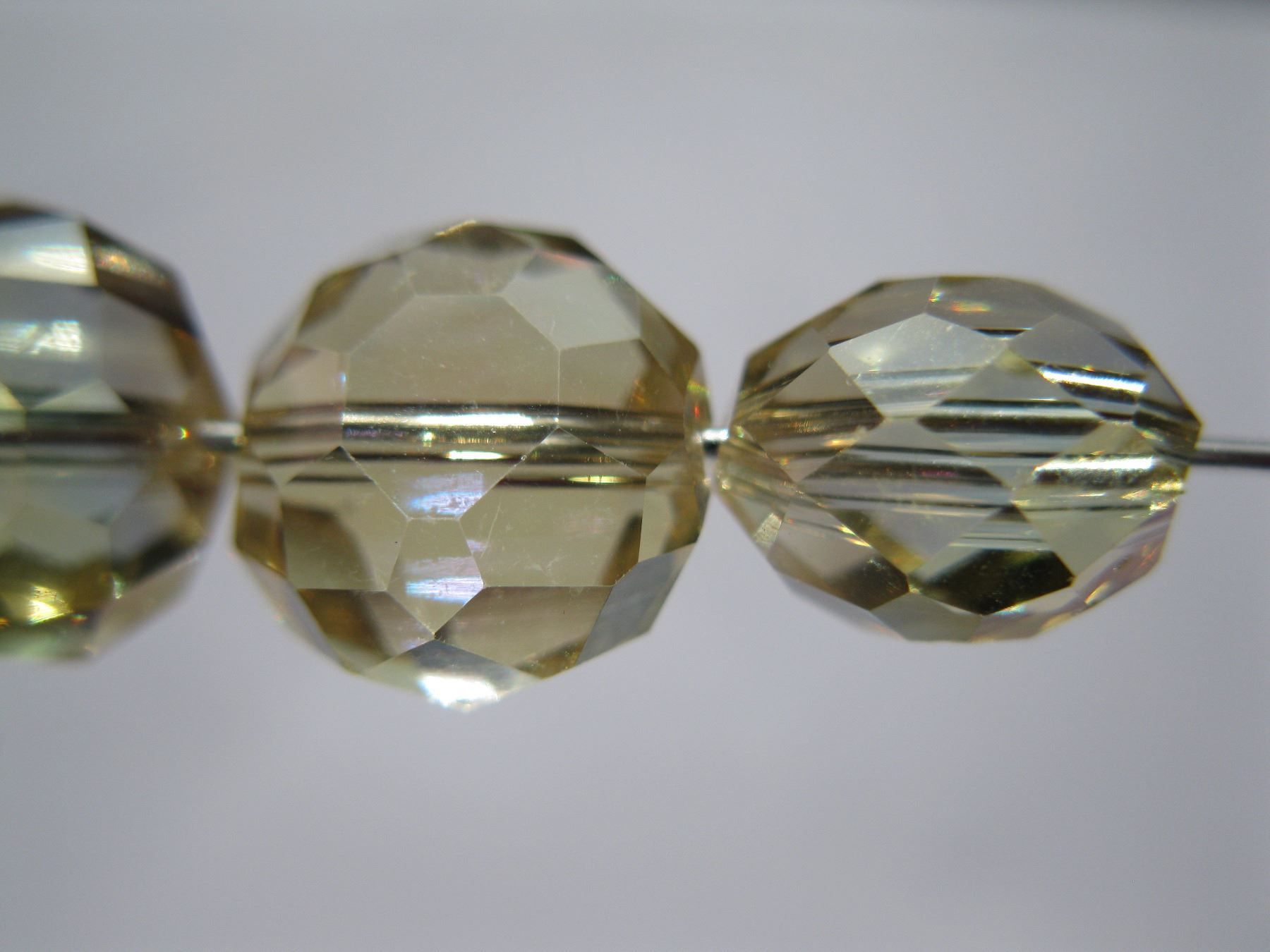 Perlen (unechte): 1 Strang Glasperlen Rondelle hellgelb AB, 10x7mm – Neu und originalverpackt aus St. Margarethen TG von LuanaKa