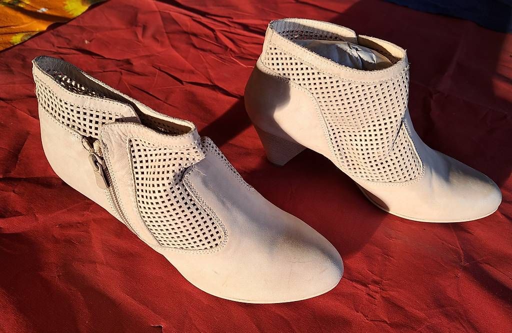 Scarpe da donna: Stiefelette Neu beige Gr. 40 Marke Nero Giardini – Usato da Märwil venduto da SchmidC14