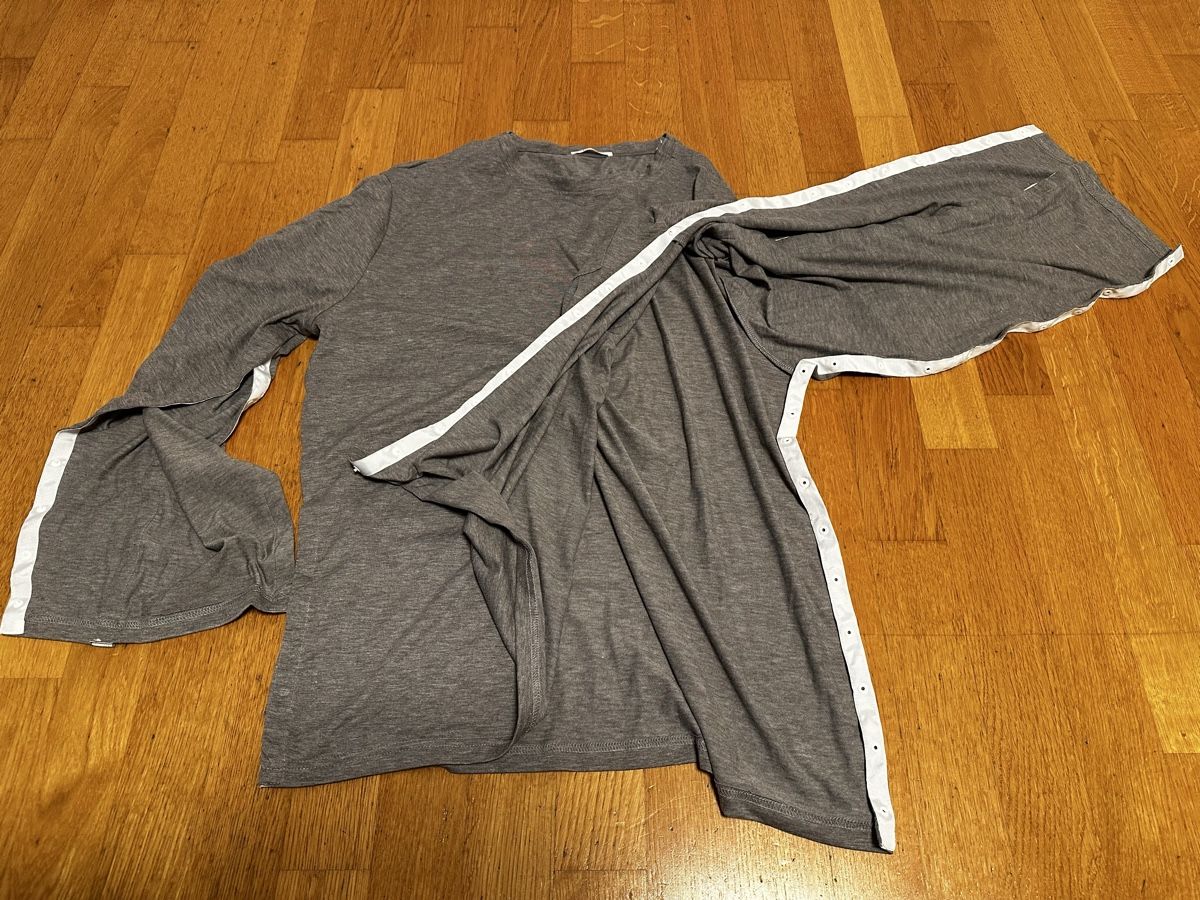T-shirt: Langarm Shirt - seitlich offen mit Klettverschluss – Usato da Thalwil venduto da Thommy_nau