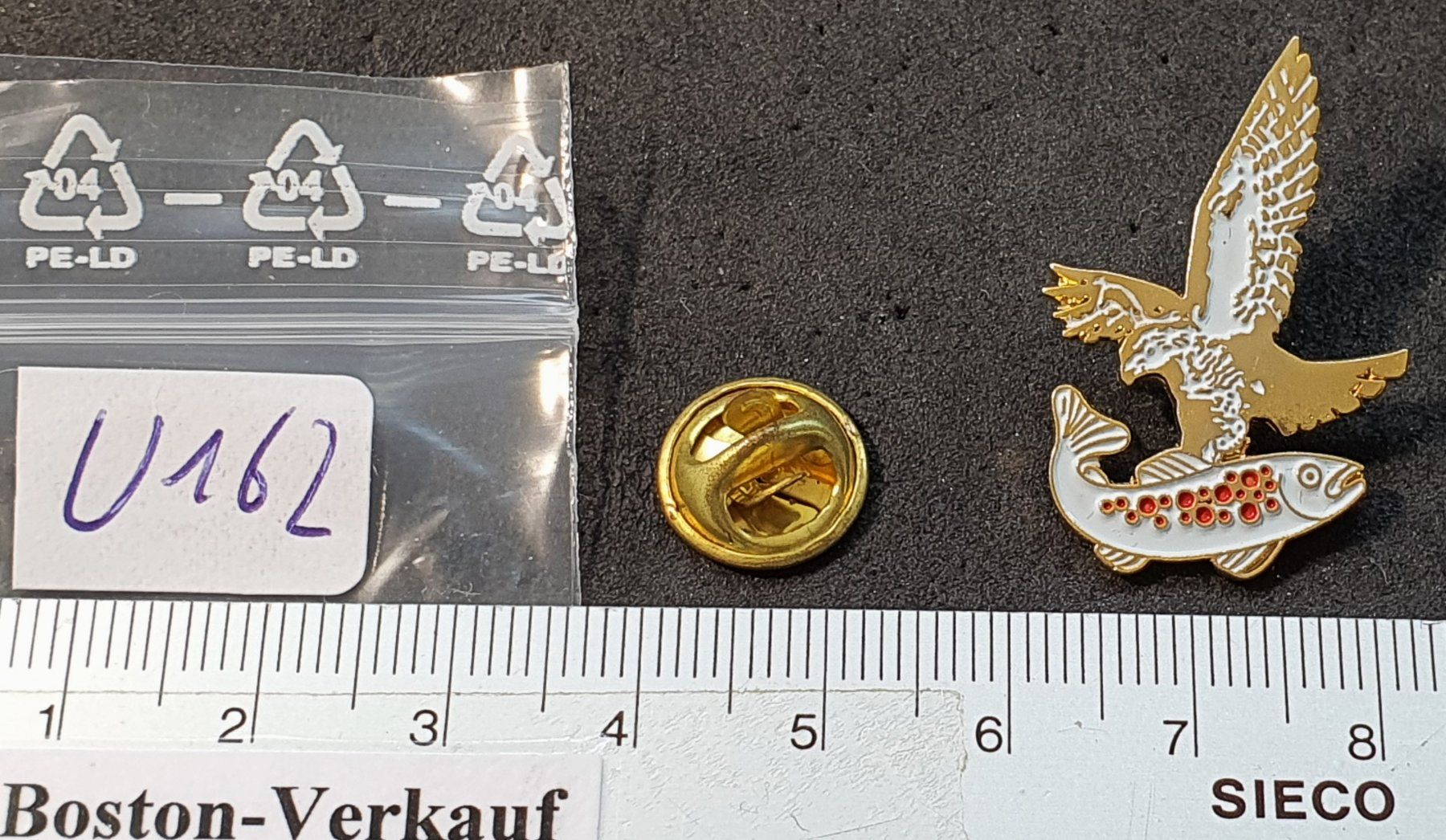 Plaketten & Abzeichen: U162 - Pin Adler mit Fisch – Gebraucht aus Reinach BL von Boston-Verkauf 2