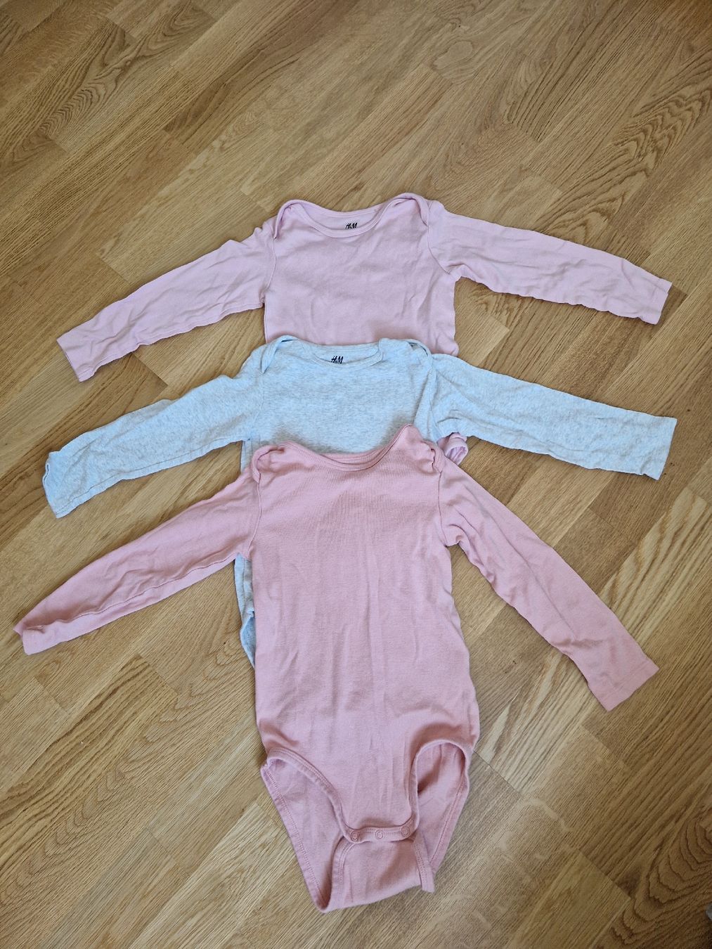 Lotti & Set di vestiti: Langarmbodys Gr 104 z.T. neu – Nuovo (secondo la descrizione) da Zürich venduto da mel_mzx6