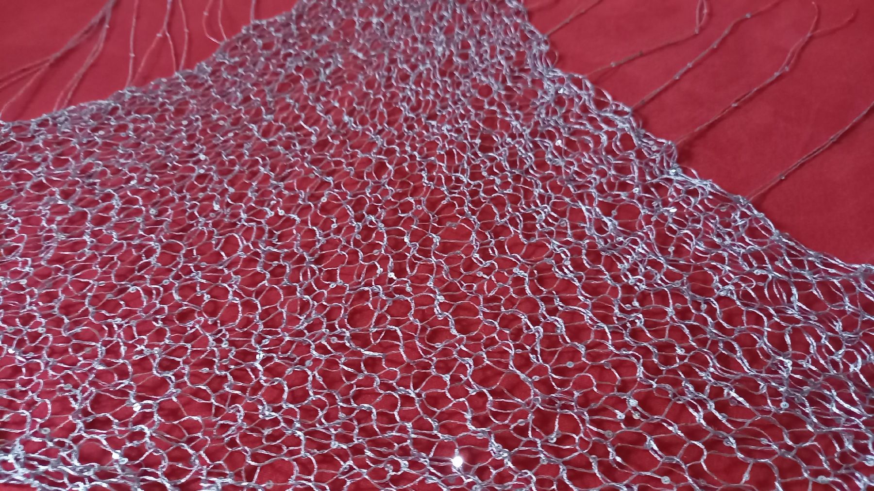 Foulard & Sciarpe: Silberfarbener Damen Schal mit Pailletten – Nuovo e nell'imballaggio originale da Bülach venduto da XVVX 4