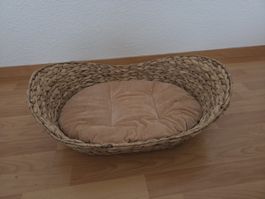 Hundekorb aus Flechtwerk mit beigem Kissen oval gebraucht