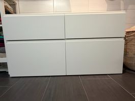 Moderne weisse Kommode mit 4 Schubladen