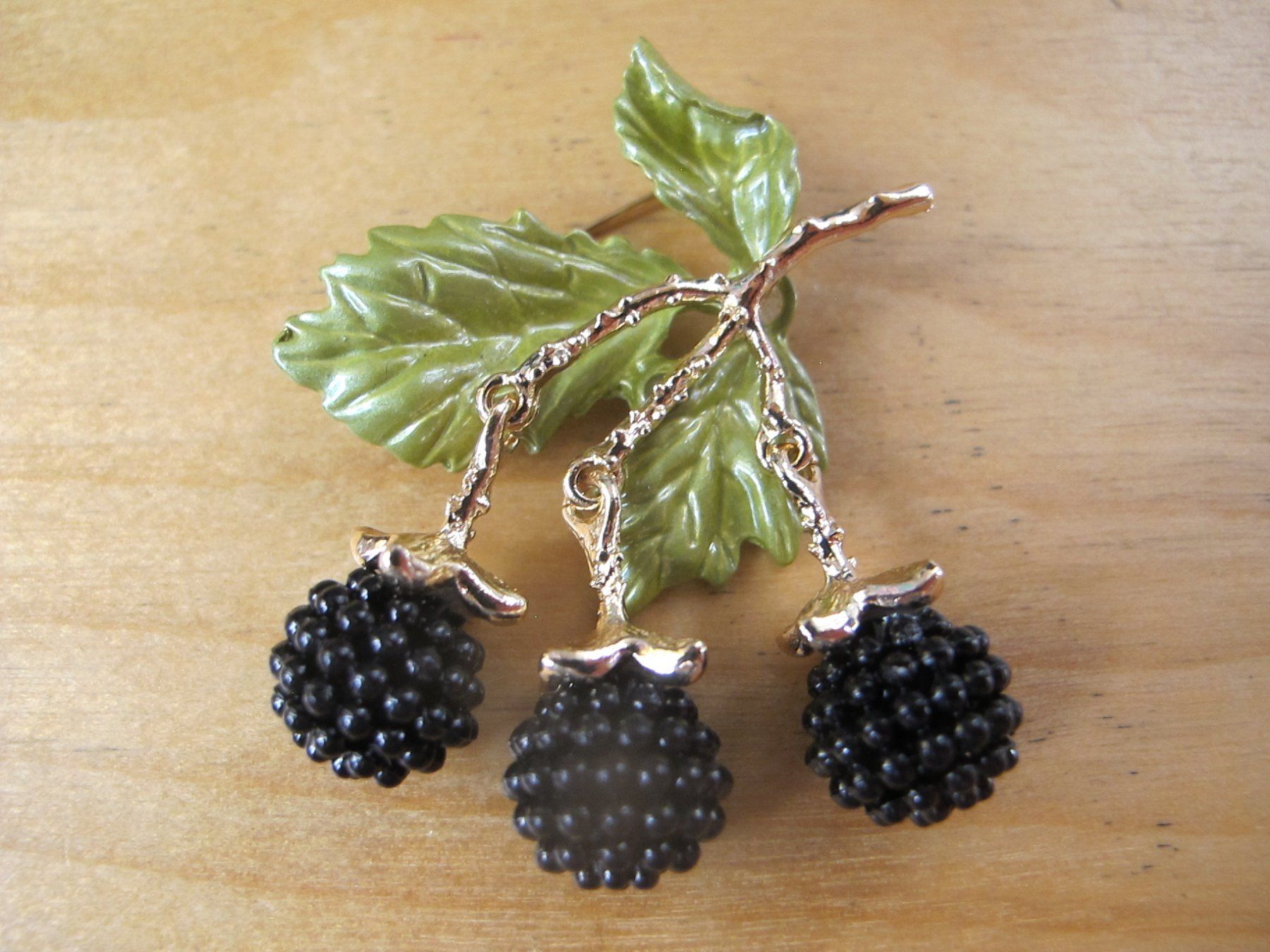 Spille & Fermagli: Brombeer Brosche, goldfarben, Emaille,  Modeschmuck – Nuovo (secondo la descrizione) da Löhningen venduto da Chimae67 1